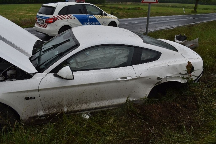 Nem az útviszonyoknak megfelelően vezetett, baleset lett a vége Győr közelében