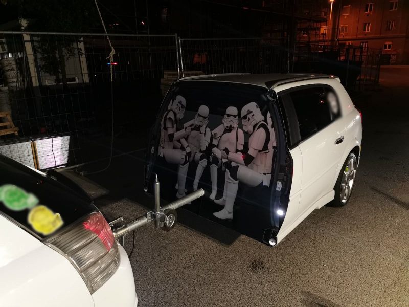 A razziázó rendőrség Budapesten a Csillagok háborúja birodalmi rohamosztagosaira bukkant az egyik megbuherált autóban – fotók