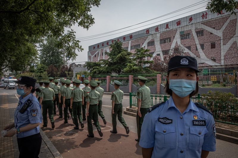 Rettegés a második hullámtól: Pekingben újabb lakónegyedeket helyeztek vesztegzár alá