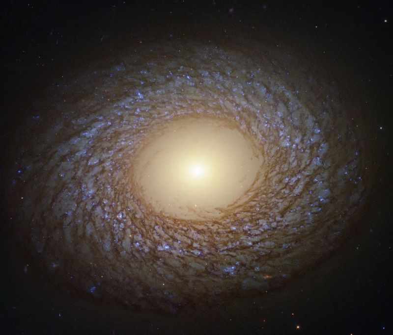 Látott már pelyhes galaxist? Itt van egy, alig 67 millió fényévre a Földtől – fotó