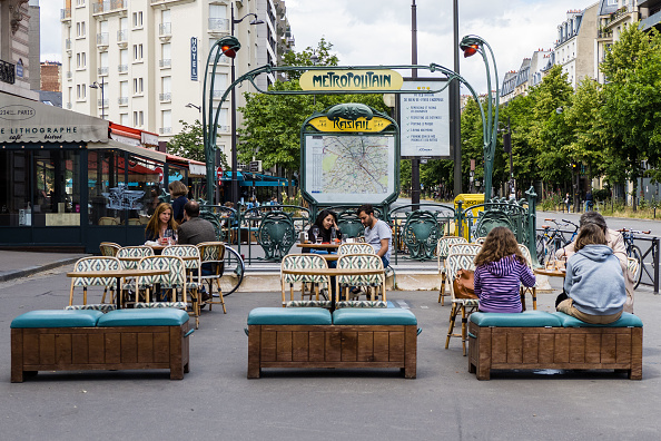 Párizsban is korlátlanul megnyithatnak a vendéglátóhelyek