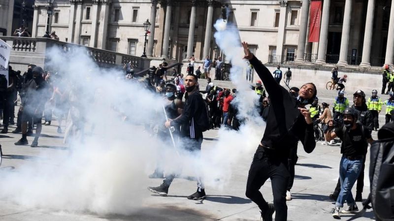 Csatatérré vált London: radikális csoportok csaptak össze, több száz embert tartóztattak le – sokkoló fotók