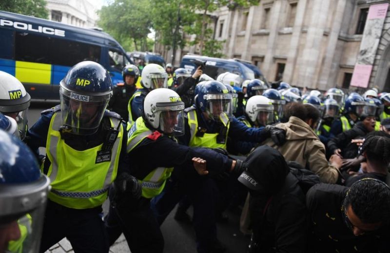 Csatatérré vált London: radikális csoportok csaptak össze, több száz embert tartóztattak le – sokkoló fotók
