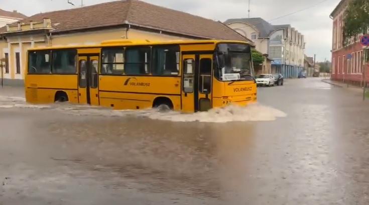 Víz alatt Mezőkövesd – videó a felhőszakadás után