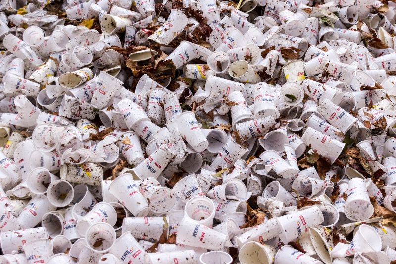 Ezeket az egyszer használatos műanyagokat tilthatják be jövőre Magyarországon
