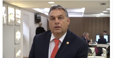 Orbán Viktor arcába tolt 260 ezer nemzeti konzultációs ívet az ellenzék