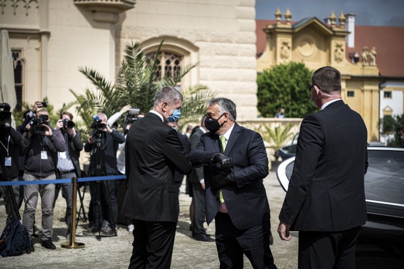 Mi történhetett? Orbán Viktor Csehországban újra felvette a maszkot és a kesztyűt 