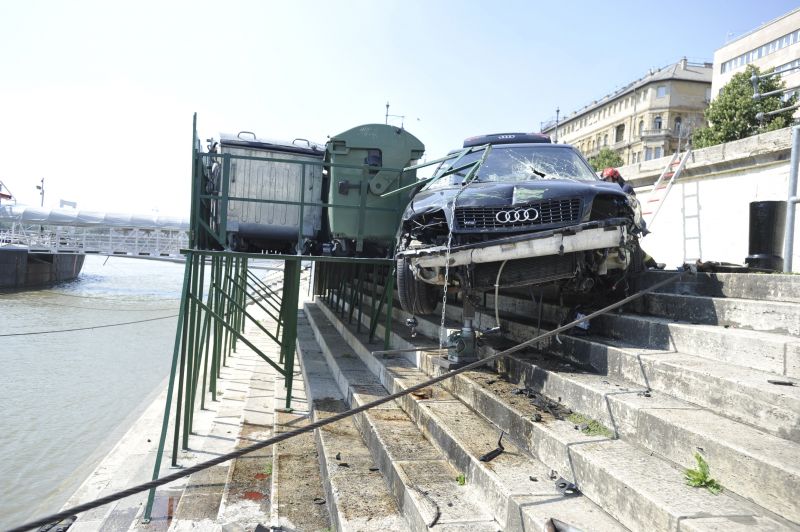 Furcsa baleset Budapesten: a rakpart lépcsőjére zuhant egy autó