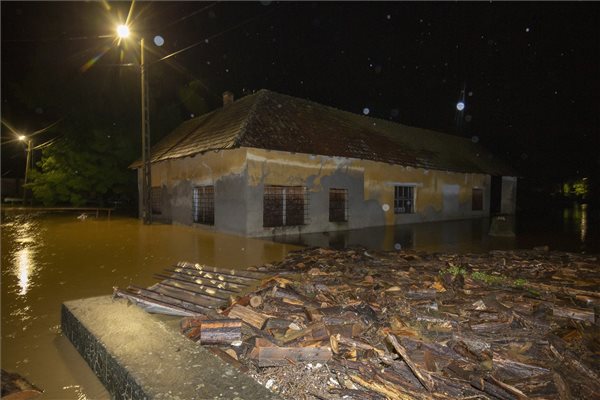 Drámai képek érkeztek a Zala megyei faluból: így tört be a víz az utcákra