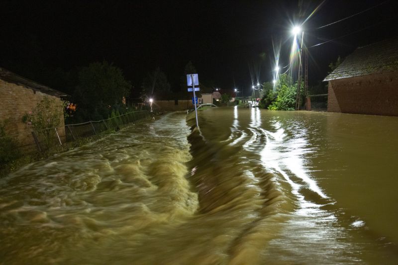 Drámai képek érkeztek a Zala megyei faluból: így tört be a víz az utcákra