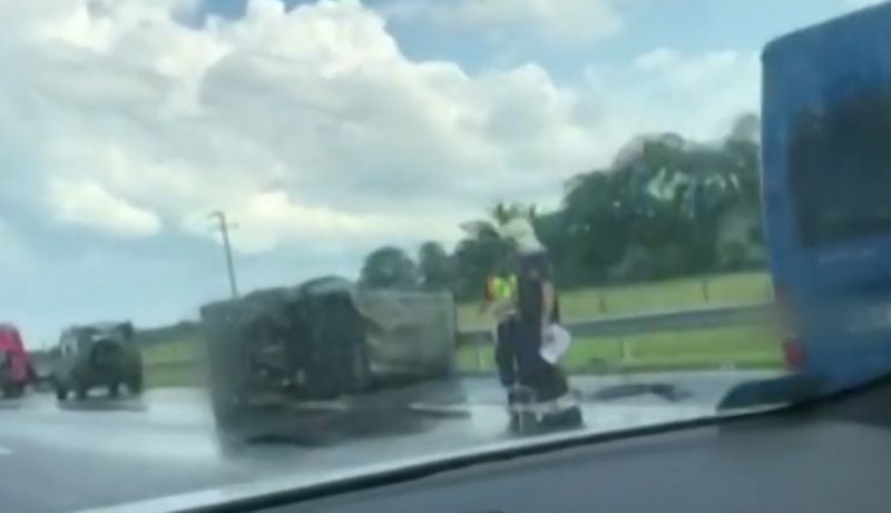 Durva baleset: kétszer megpördült a levegőben egy katonai teherautó az M35-ösön – VIDEÓ