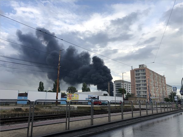 Óriási tűz a X. kerületben, 100 méterre csap fel a füst – fotók