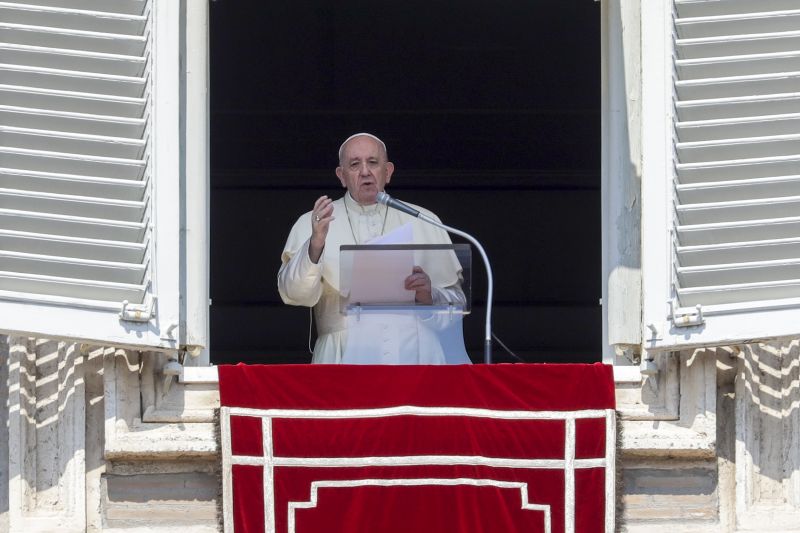 Egészségügyi megfigyelés alatt Ferenc pápa: koronavírusossal találkozott az egyházfő