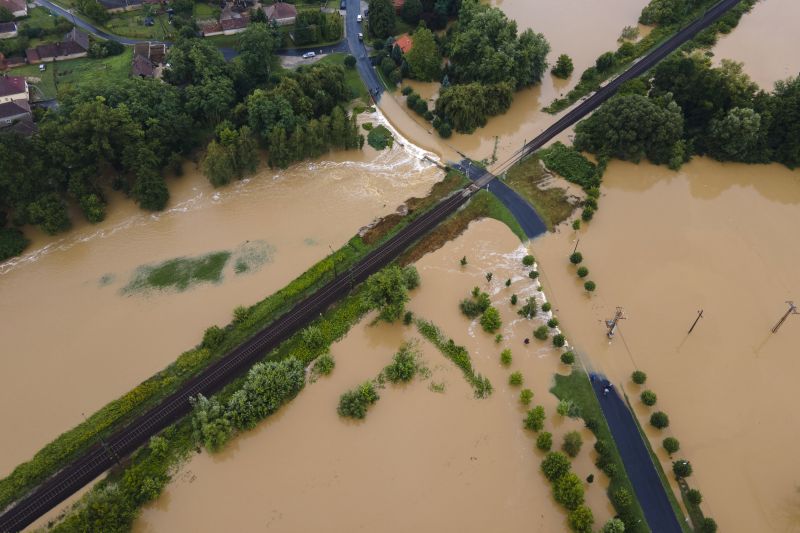 Félelmetes képek Zalából: elöntötte az áradat az utakat és a vasúti síneket