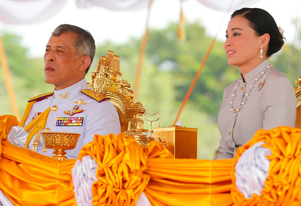 A thai király hivatalosan is tarthat szeretőt