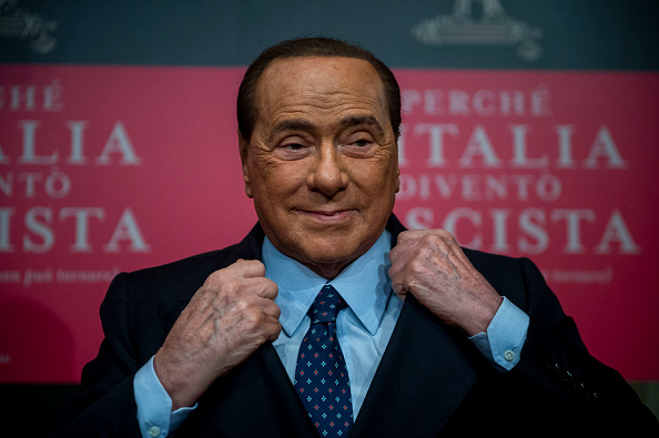 Hogyan úszta meg végül Berlusconi minden idők legnagyobb szexbotrányát?