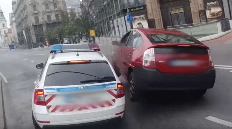 Kemény baleset: Rendőrautóba csapódott egy sofőr a Ferenciek terénél – VIDEÓ is készült az esetről