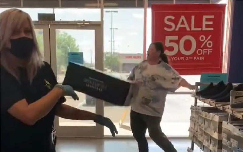 Megkérte az eladó a vásárlót, hogy vegyen fel maszkot az üzletben – erre a nő cipős dobozokkal kezdte hajigálni – VIDEÓ