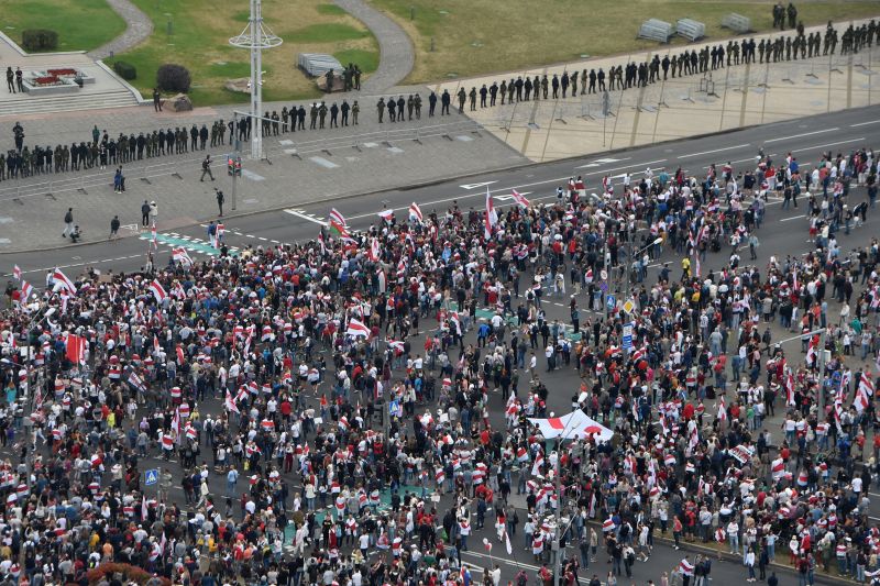 Hiába a fenyegetések, ismét tízezrek vonultak utcára Minszkben