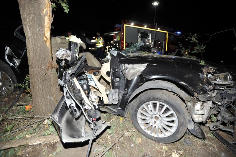 Halálos baleset Monornál: szinte teljesen eltűnt a becsapódott autó teteje – fotók