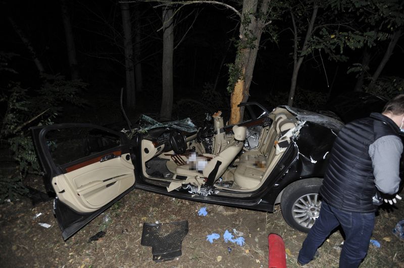 Halálos baleset Monornál: szinte teljesen eltűnt a becsapódott autó teteje – fotók