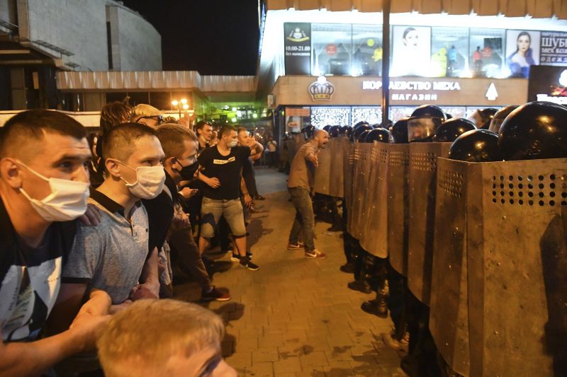 Orbán diktátor szövetségese gumilövedékkel löveti a tiltakozó tömeget