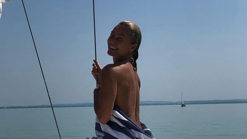 Barta Sylvia bikini nélkül, egy balatoni hajókázáson mutatta meg magát – FOTÓK