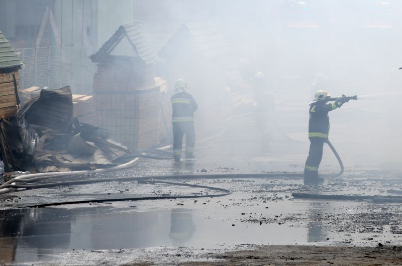 Már több mint 50 tűzoltó küzd a hajdúböszörményi tűzzel