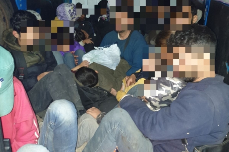 26 embert, köztük 10 gyermeket zsúfoltak egy kisteherautóba a szlovák embercsempészek