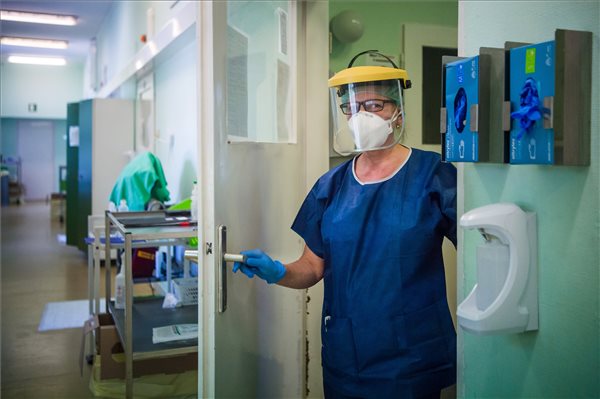 Egy ötfős magyar család elkapta a koronavírust, egyikük kórházi ápolásra szorul
