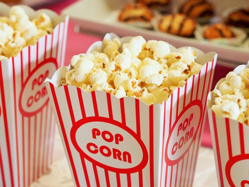Rohamot kapott egy fiatal a moziban, mert popcornt evett a moziban