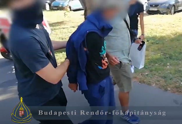 Unokázós csalókat kaptak el a budapesti zsaruk