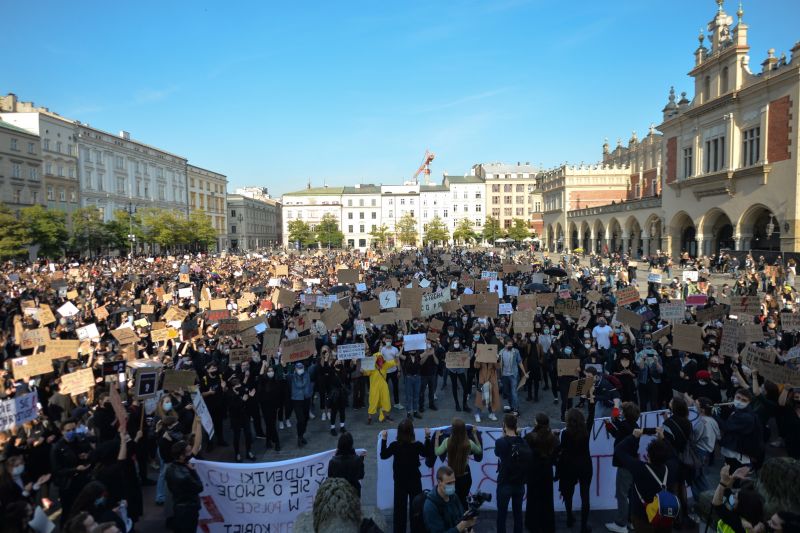Egyre többen tüntetnek Lengyelországban az abortuszszabályok szigorítása miatt: 30 éve nem voltak ekkora megmozdulások