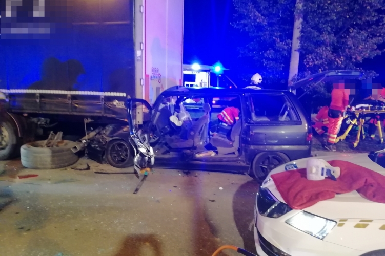 Rendőrautóval és kamionnal ütközött egy embercsempész autója Veszprémben