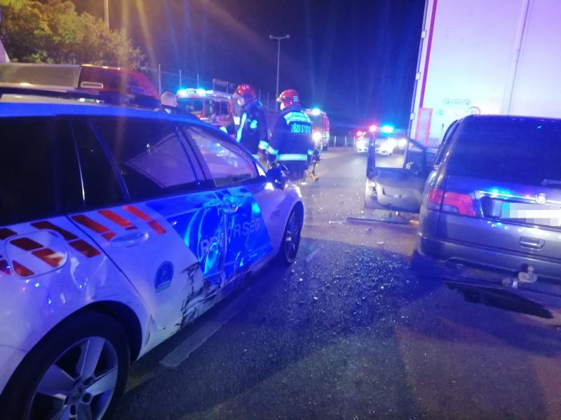 Rendőrautóval és kamionnal ütközött egy embercsempész autója Veszprémben