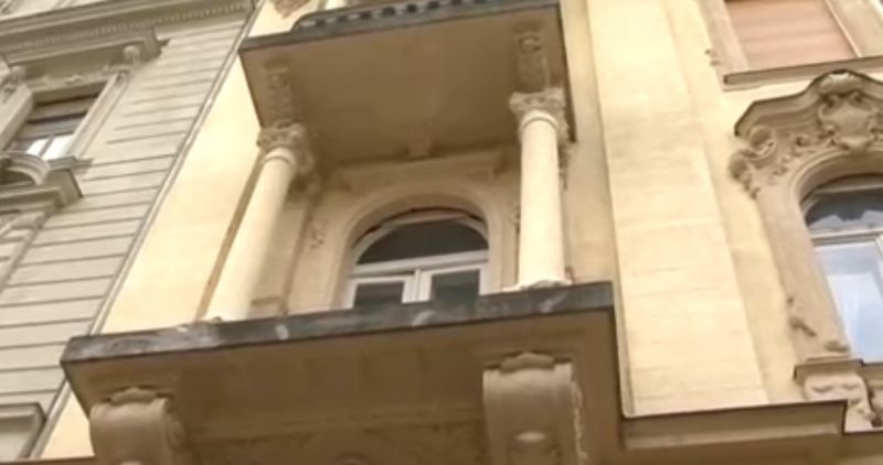 Tragédiával végződött a party: bulizó fiatalok zuhantak le az erkélyről Budapesten – VIDEÓ