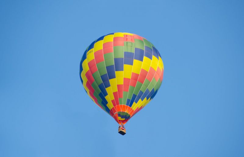 Lezuhant egy hőlégballon Vál és Kajászó között, egy ember meghalt