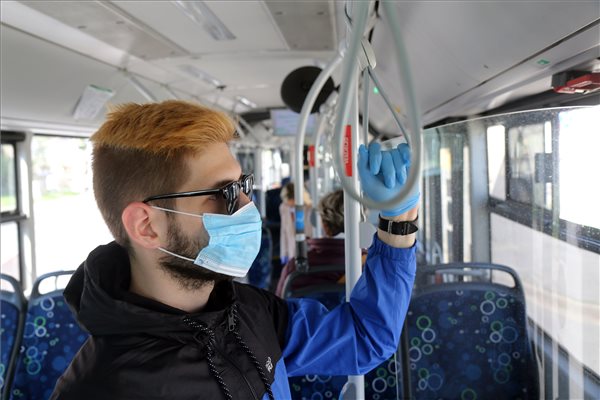 A BKK maszkokat oszt az utasoknak