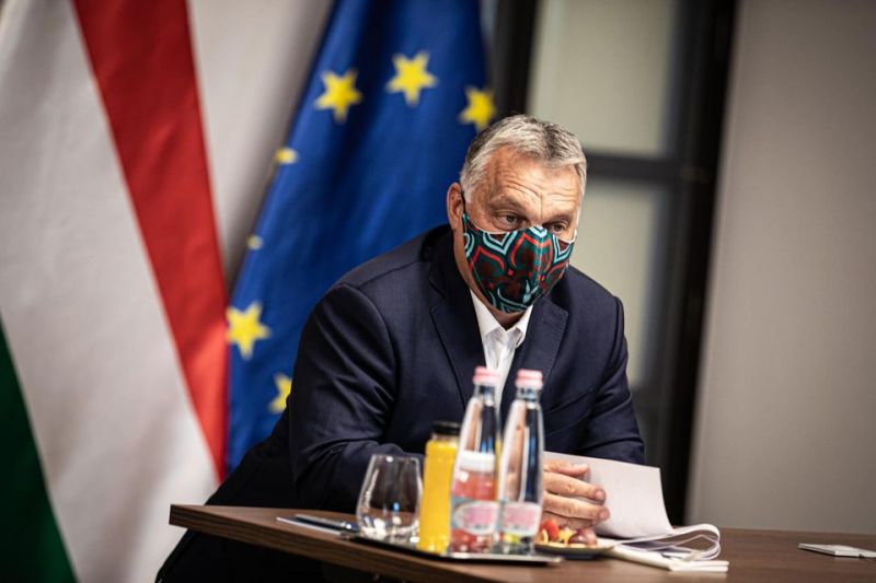 Orbán Viktor maszkviselésén gúnyolódott az ellenzéki pártvezér