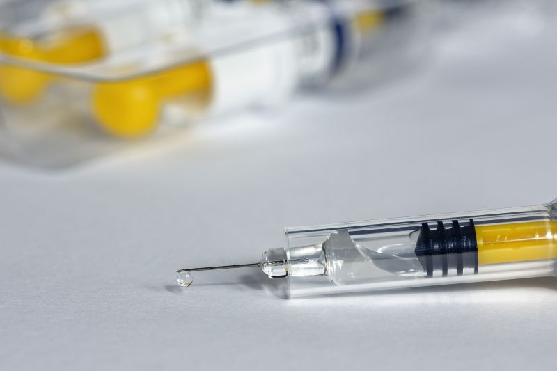 Újra tesztelik az Oxfordi Egyetem koronavírus-vakcináját, miután az egyik alany beteg lett