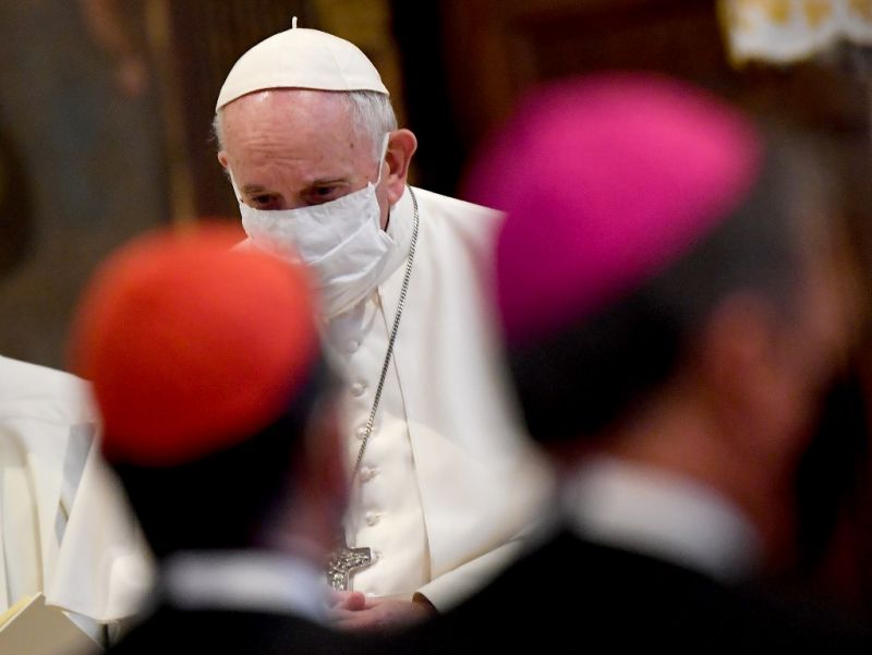 A járványok és háborúk áldozataiért imádkozott Ferenc pápa