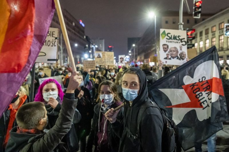 Több százezren tüntetnek Lengyelországban az abortusz szigorítása ellen
