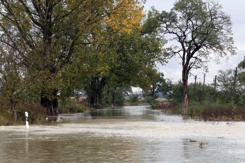 Szörnyű árvíz Borsodban: Utakat zártak el, számos település elérhetetlen