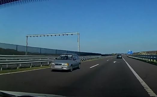 Forgalommal szemben hajtott fel egy autós az M6-os autópályára – videó