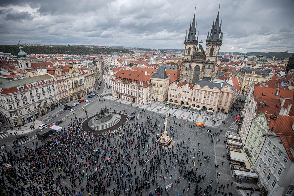 Rendőrökre támadtak a szükségállapot elleni tüntetők Prágában