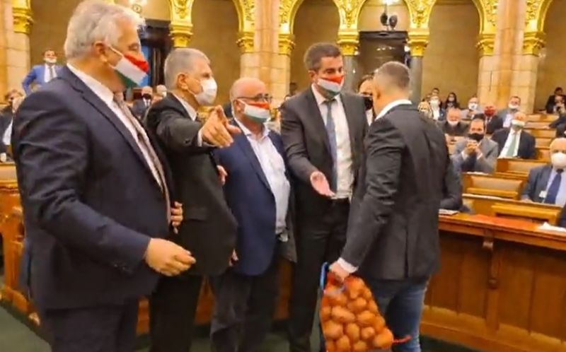 Balhé a parlamentben: Jakab Péter elindult Orbán felé egy zsák krumplival, Kövér Lászlóék a testükkel védték a miniszterelnököt