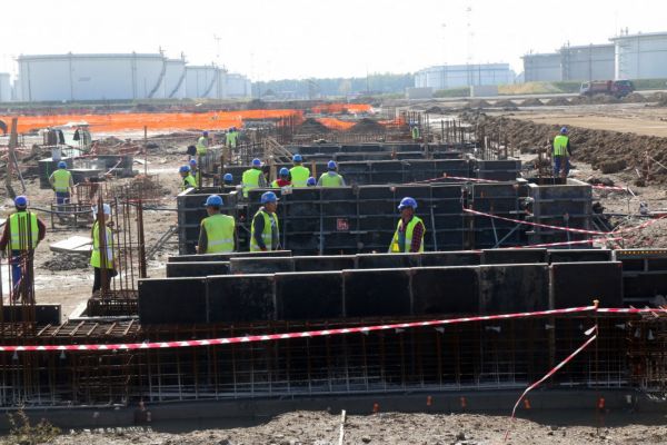 Kétszáz fertőzöttet találtak a MOL tiszaújvárosi üzemépítésén dolgozó munkások között
