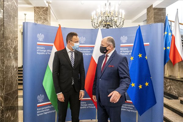 Szijjártó: Magyarországot nem lehet zsarolni az uniós források felhasználása során