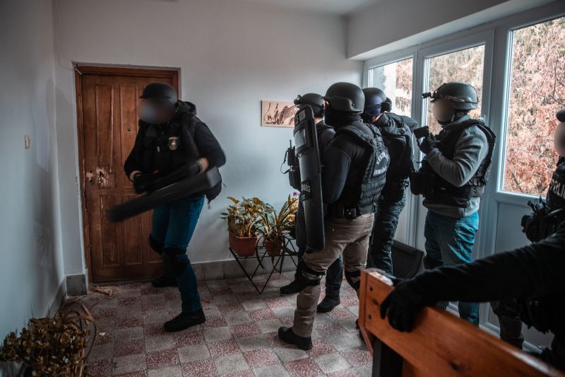 Chatszobában kereskedtek a droggal a fiatalok, a kommandósok ébresztették őket – videók
