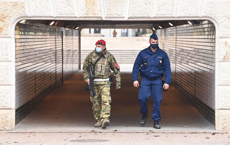 Honvédelmi miniszter: több mint 1100 katona fertőződött meg eddig koronavírussal
